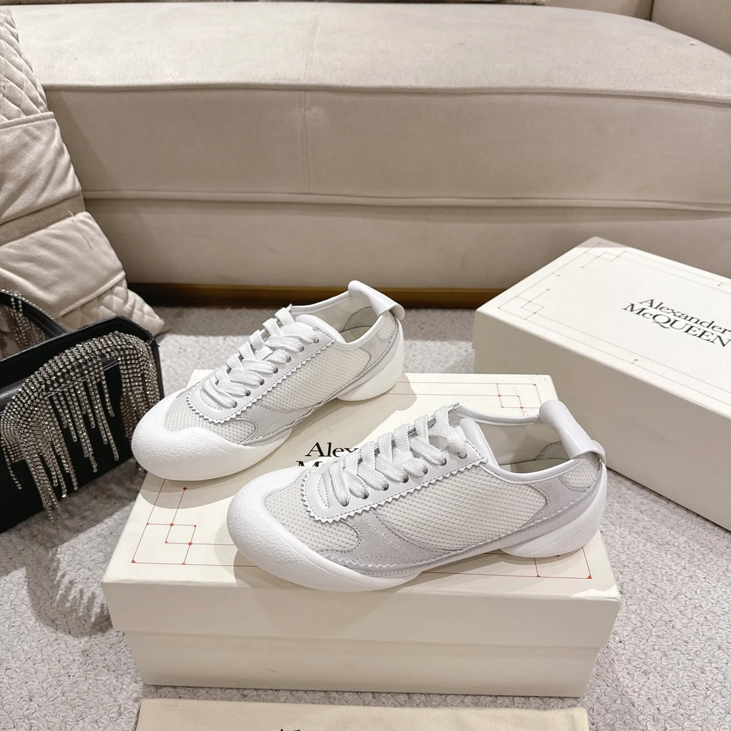 👟👟Ex-factory price 600👟👟 Men's size +10 2025 McQueen's new AIexanderMcQUEEN✅ The original quality has been certified! The original version is reproduced 1:1, and the latest lace-up casual shoes are released simultaneously. • McQueen logo • Round toe box • Lightweight segmented sole design, made of imported stretch breathable fabric + grained cowhide, soft inner lining and insole, comfortable for walking and not stuffy on the feet. Five colors: black/white·white·off-white·black/brown·yellow Fabric: grained cowhide + stretch fabric + cow suede Insole: imported sheepskin Women’s model: 35–40 (40 for women is not returnable) Men’s model: 39–45 (45 for men is not returnable)